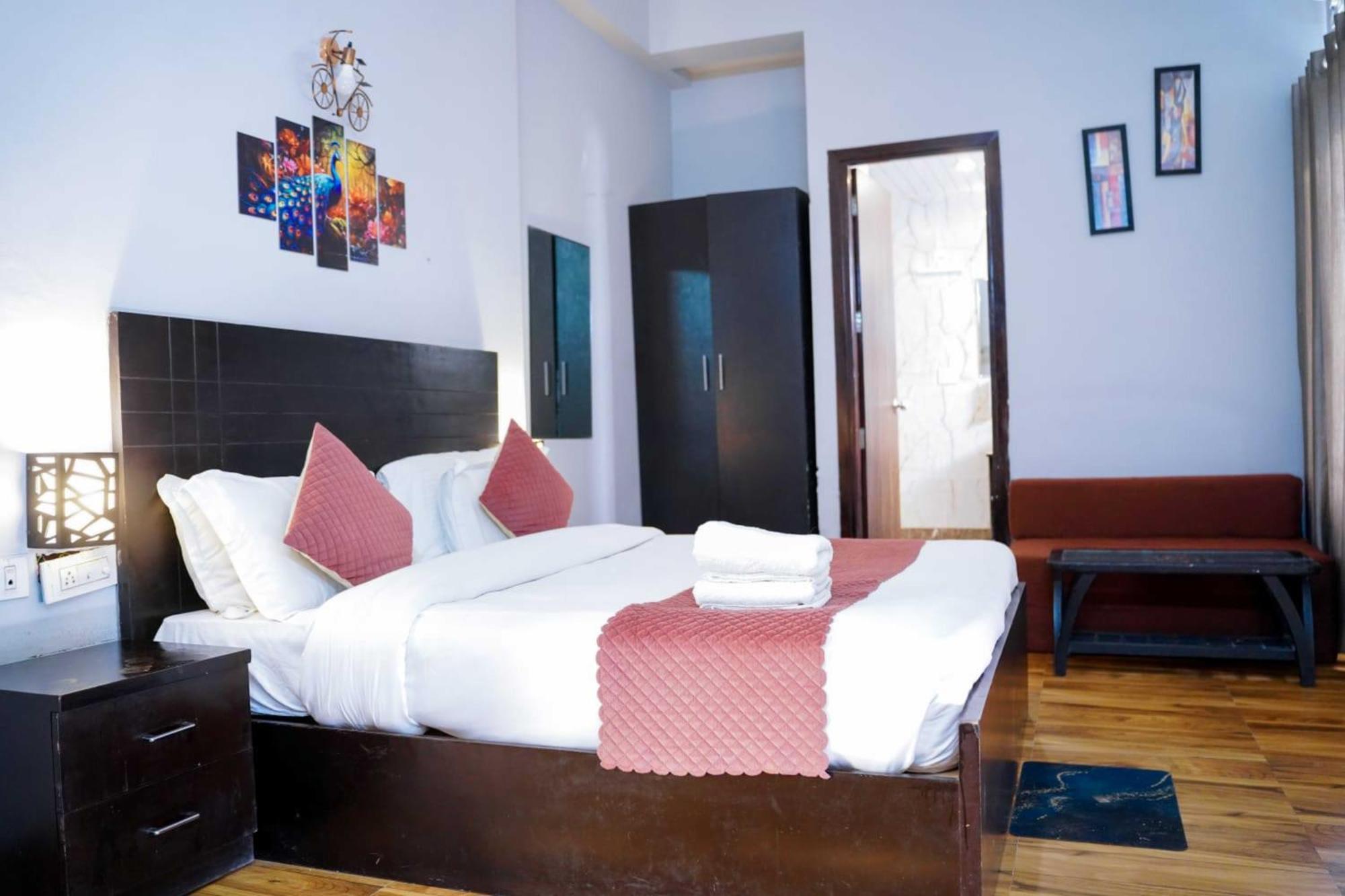 Vrindavan Dreams Hotel And Suites 外观 照片