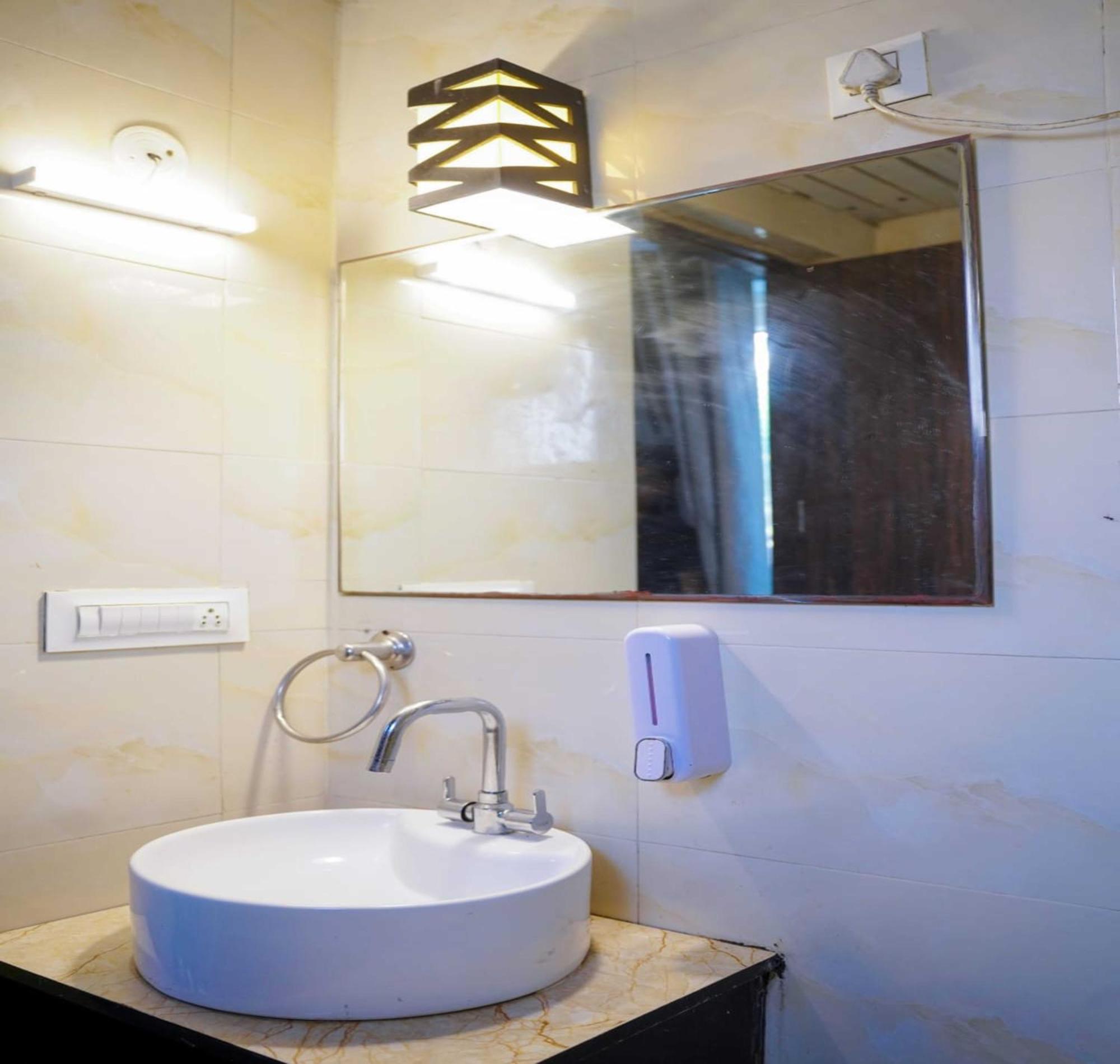 Vrindavan Dreams Hotel And Suites 外观 照片