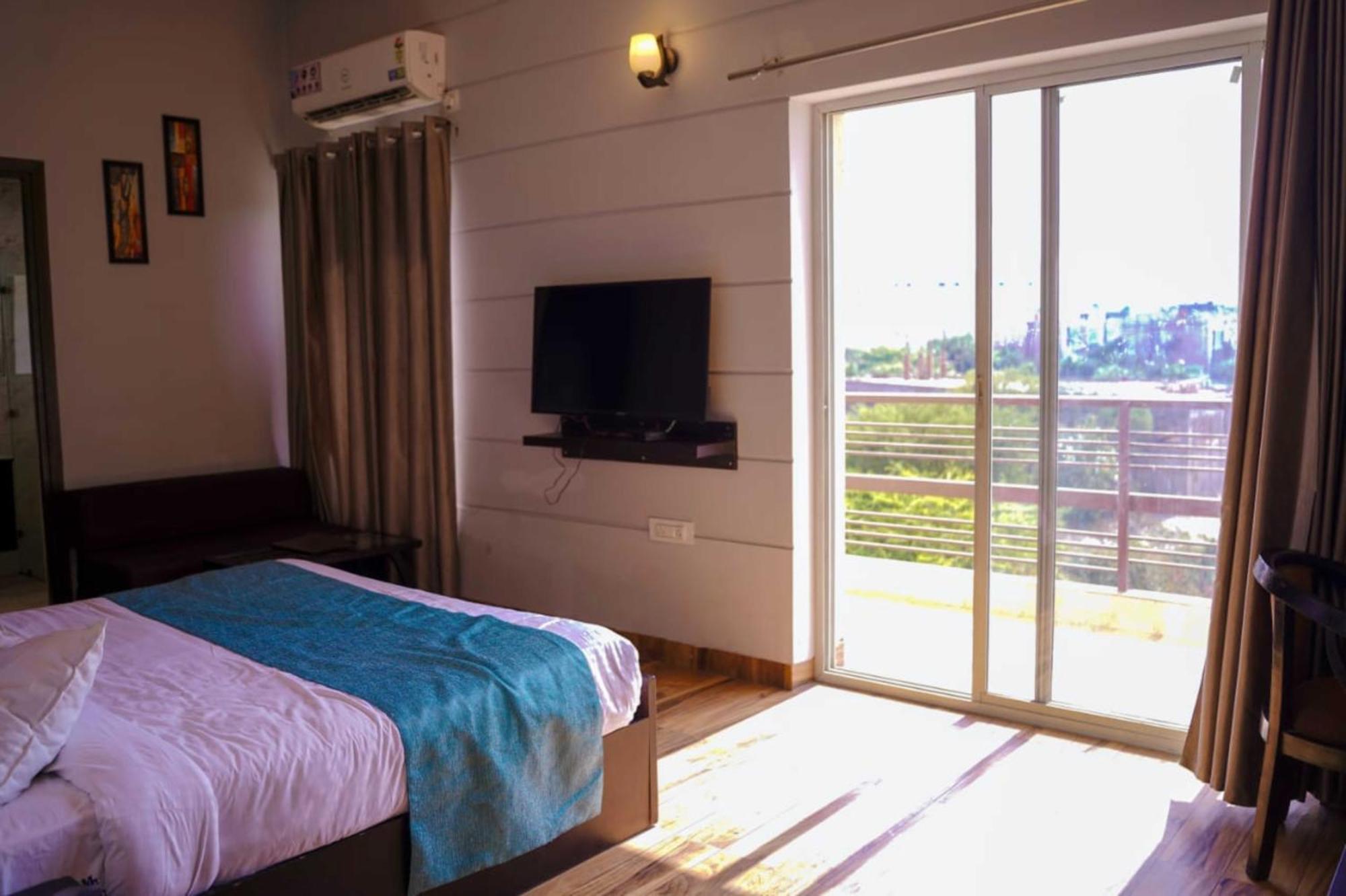Vrindavan Dreams Hotel And Suites 外观 照片
