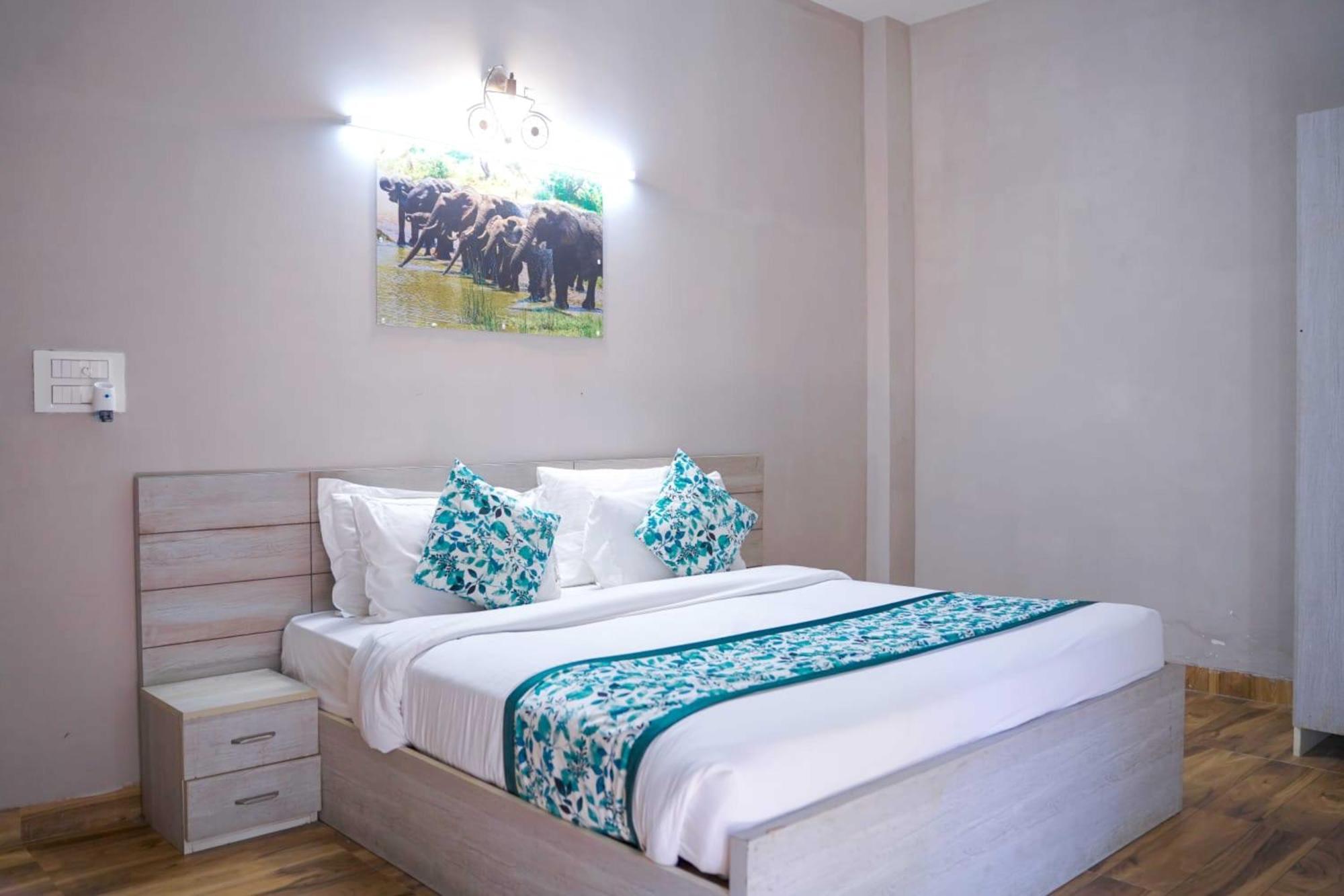 Vrindavan Dreams Hotel And Suites 外观 照片